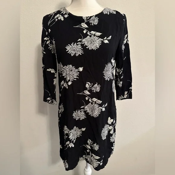 what shoes to wear with short flowy dress PODYH SARAY DRESS IN Black main image 0